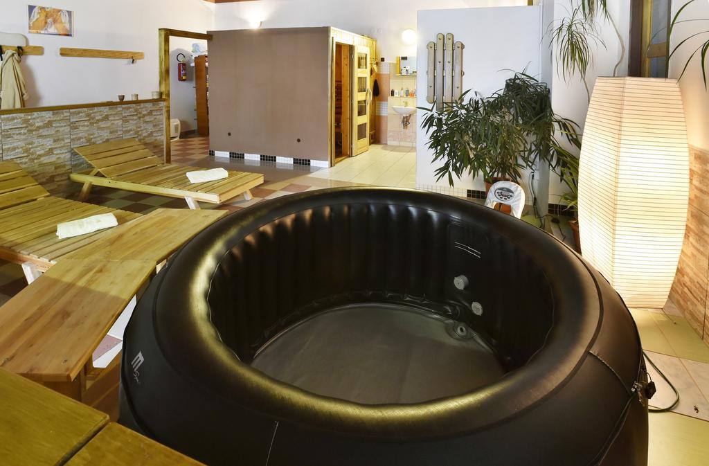 Hotel Kovarna 데친 외부 사진