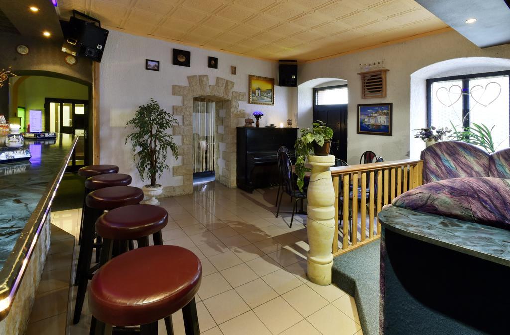 Hotel Kovarna 데친 외부 사진