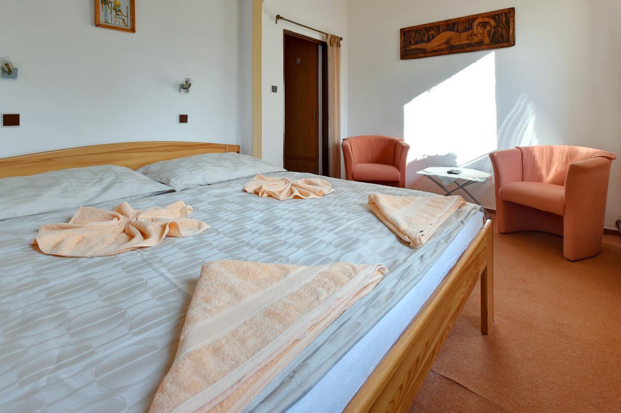 Hotel Kovarna 데친 외부 사진