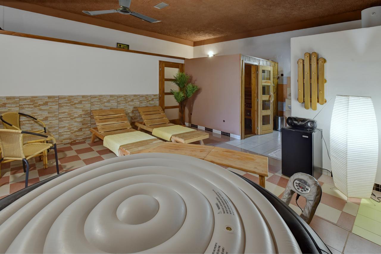 Hotel Kovarna 데친 외부 사진